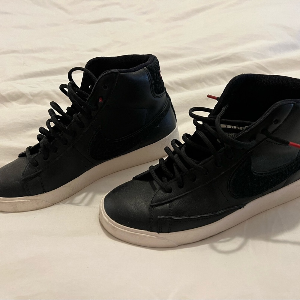 Like New Nike Blazer Mid Black sneakers (size 6)